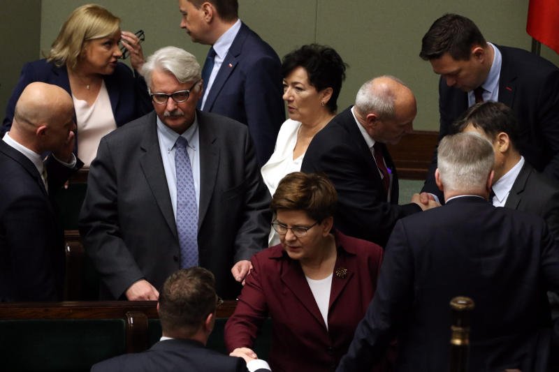 Premier Szydło ma wielu pomocników.