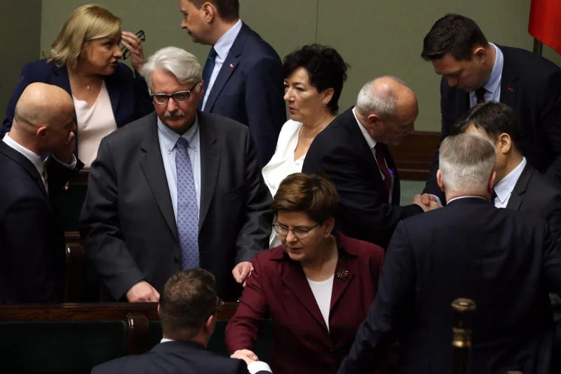 Premier Szydło ma wielu pomocników.