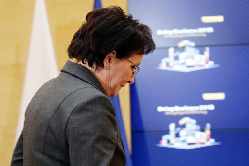 Dlaczego premier Ewa Kopacz pojawia się dziś tylko tam, gdzie koniecznie musi?