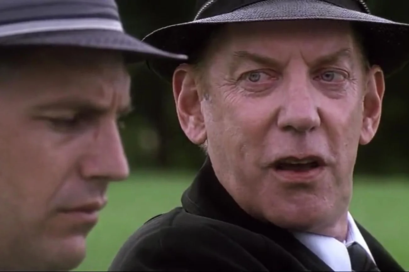 Donald Sutherland i Kevin Costner w filmie "JFK".