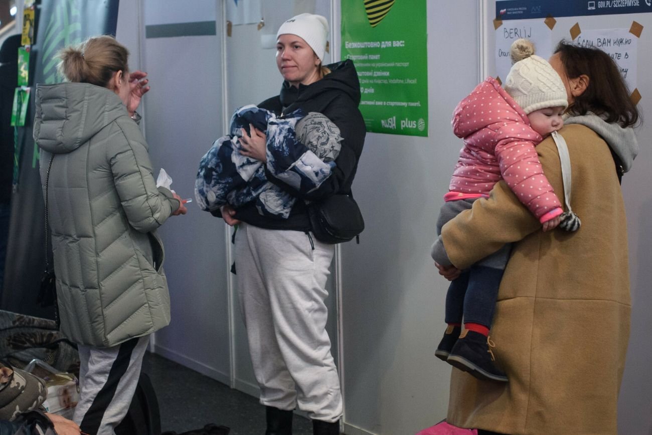 Uchodźcy z Ukrainy na warszawskim Dworcu Centralnym.