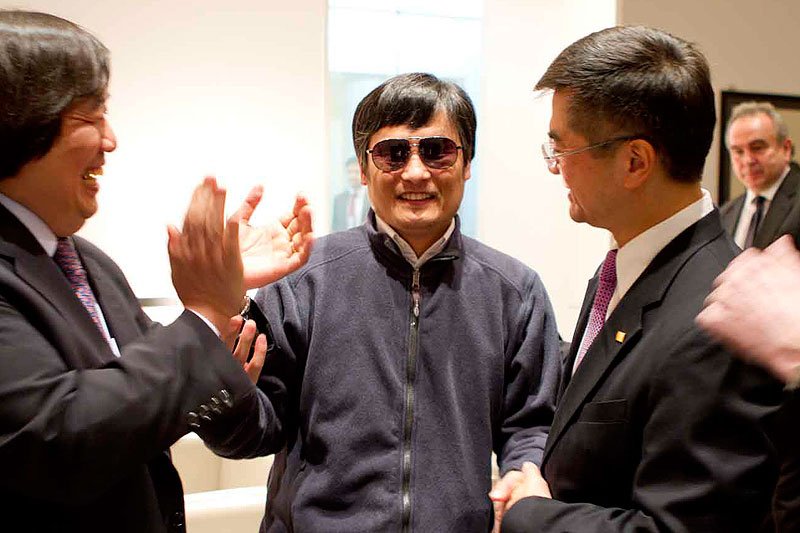 Chen Guangcheng odbiera gratulacje od amerykańskich dyplomatów