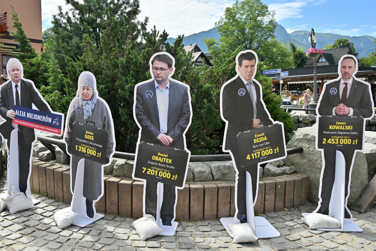 PiS przegrał w Zakopanem. Latem 2023 roku KO zorganizowała tu happening "Aleja Milionerów PiS".