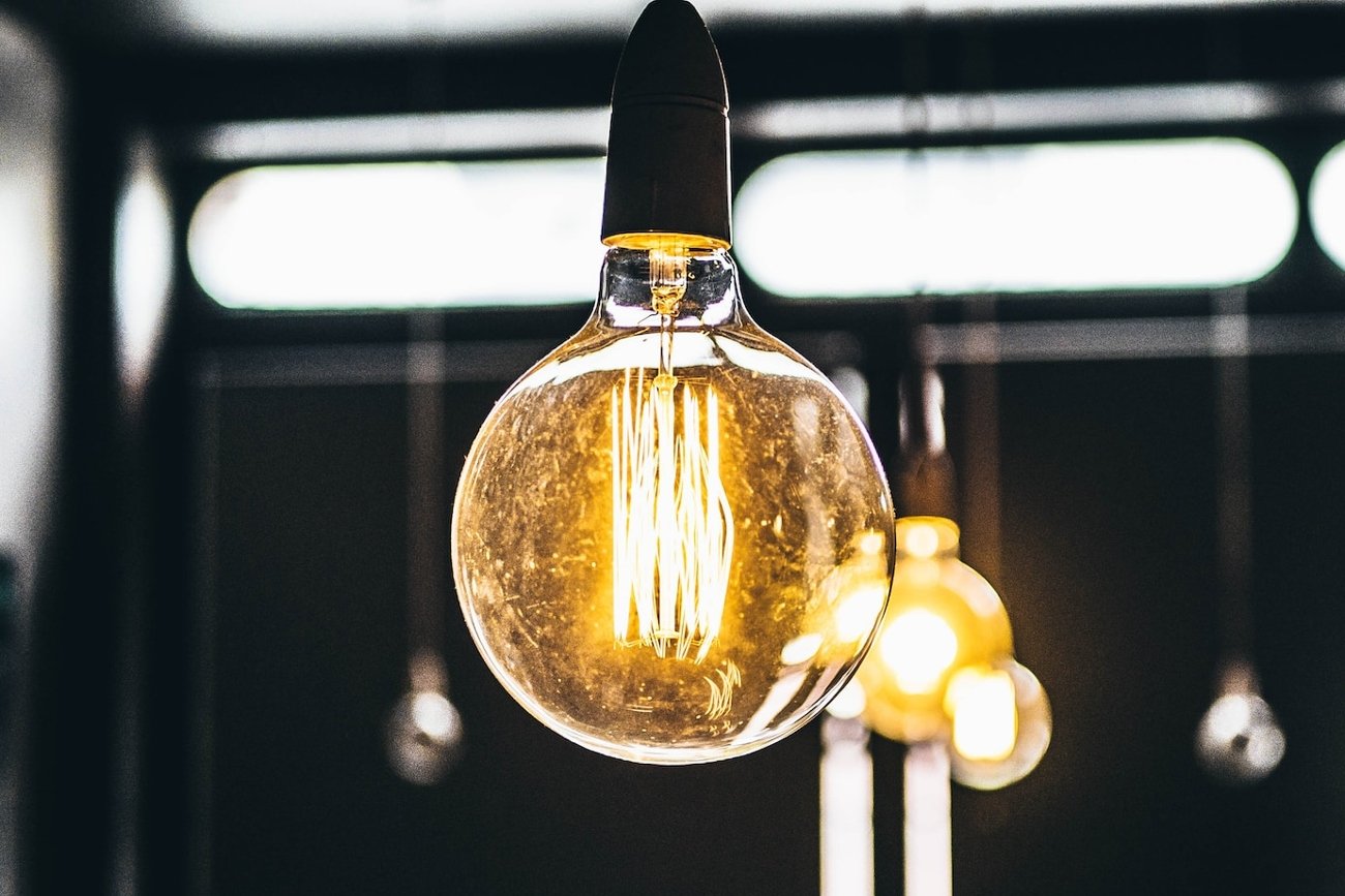 Od 2022 roku ceny energii elektrycznej są zamrożone. Działania osłonowe nie mogą jednak trwać w nieskończoność. Wyjściem z tego klinczu są oszczędności i transformacja energetyczna.