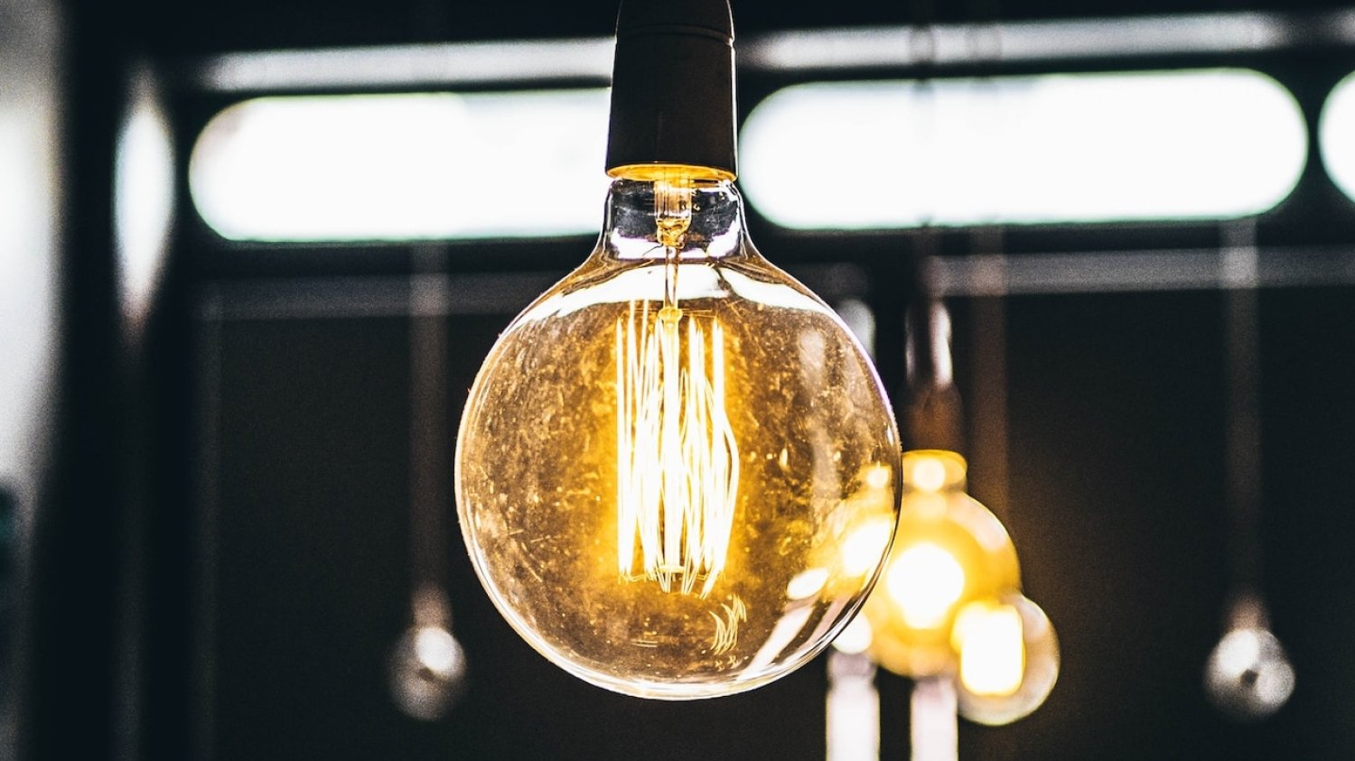 Od 2022 roku ceny energii elektrycznej są zamrożone. Działania osłonowe nie mogą jednak trwać w nieskończoność. Wyjściem z tego klinczu są oszczędności i transformacja energetyczna.