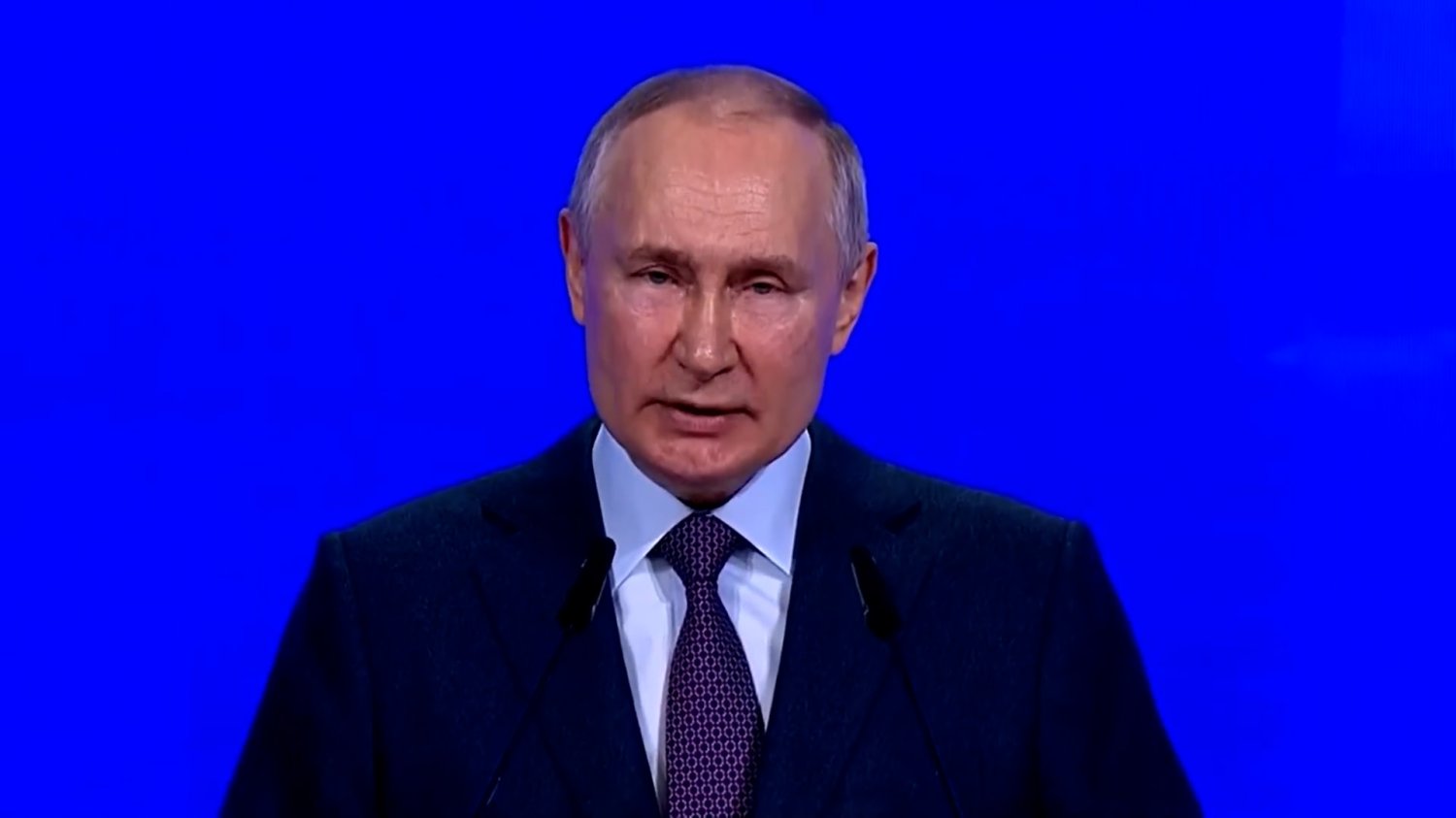 Władimir Putin wezwał oligarchów do inwestowania w kraju, aby pomóc Rosji przezwyciężyć "zachodnie próby zniszczenia rosyjskiej gospodarki".