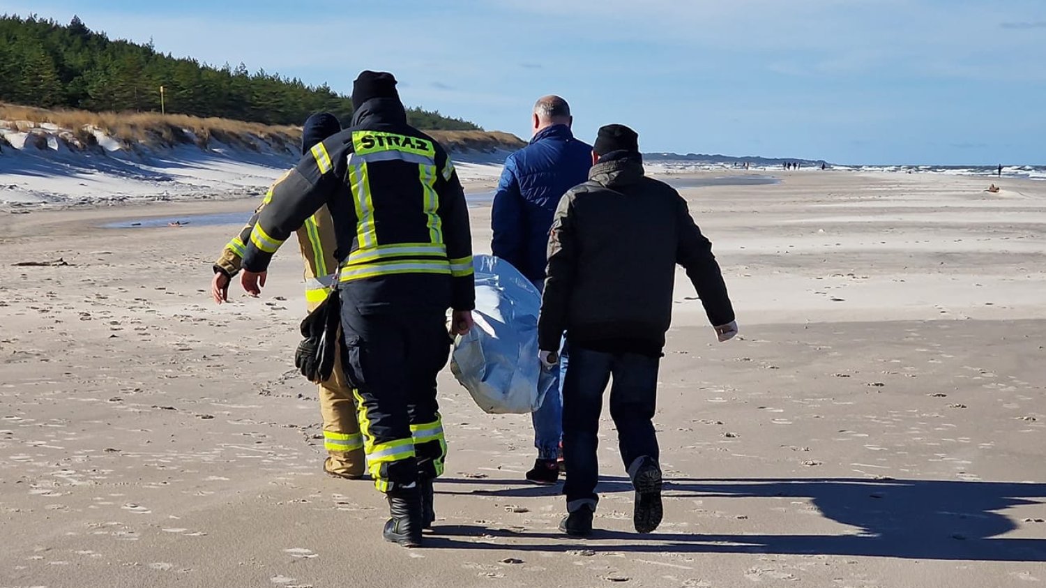 Akcja służb na plaży w Łebie. Akcja służb na plaży w Łebie.