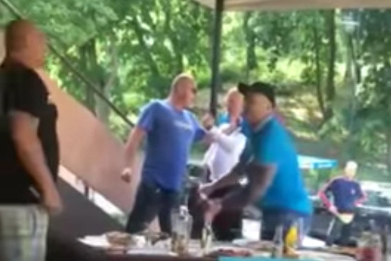 Film pokazuje, jak "bawią się" Polacy nad morzem.