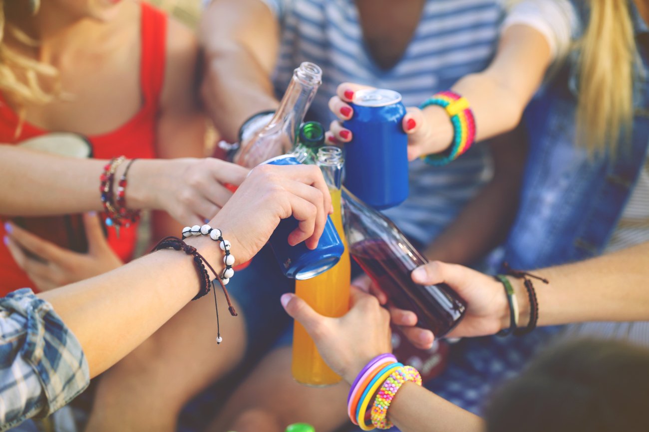 Coraz więcej dzieci i młodzieży spożywa alkohole 0 proc. GIS ostrzega przed negatywnymi konsekwencjami.