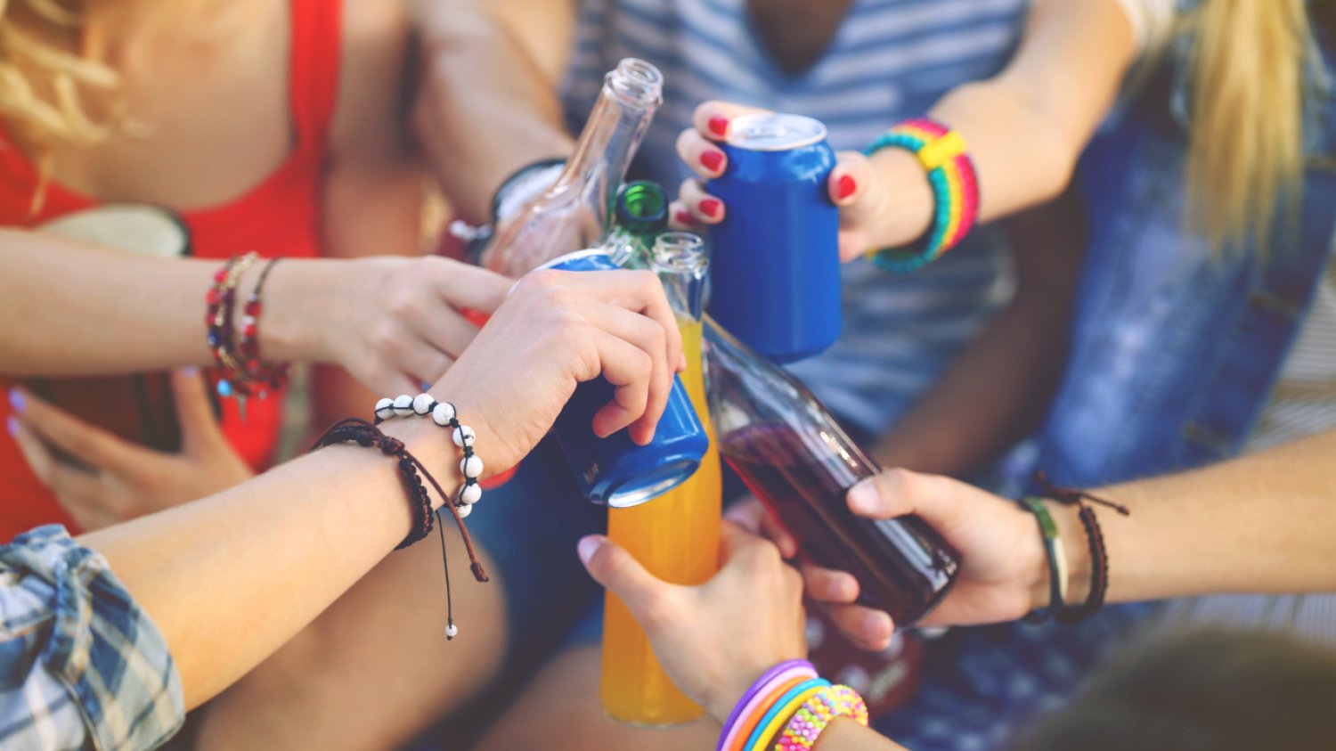 Coraz więcej dzieci i młodzieży spożywa alkohole 0 proc. GIS ostrzega przed negatywnymi konsekwencjami.