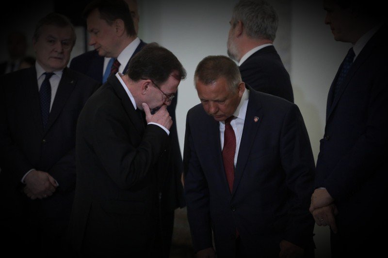 "DGP" ujawnia: Marian Banaś złożył dymisję, ale nie została ona przyjęta.