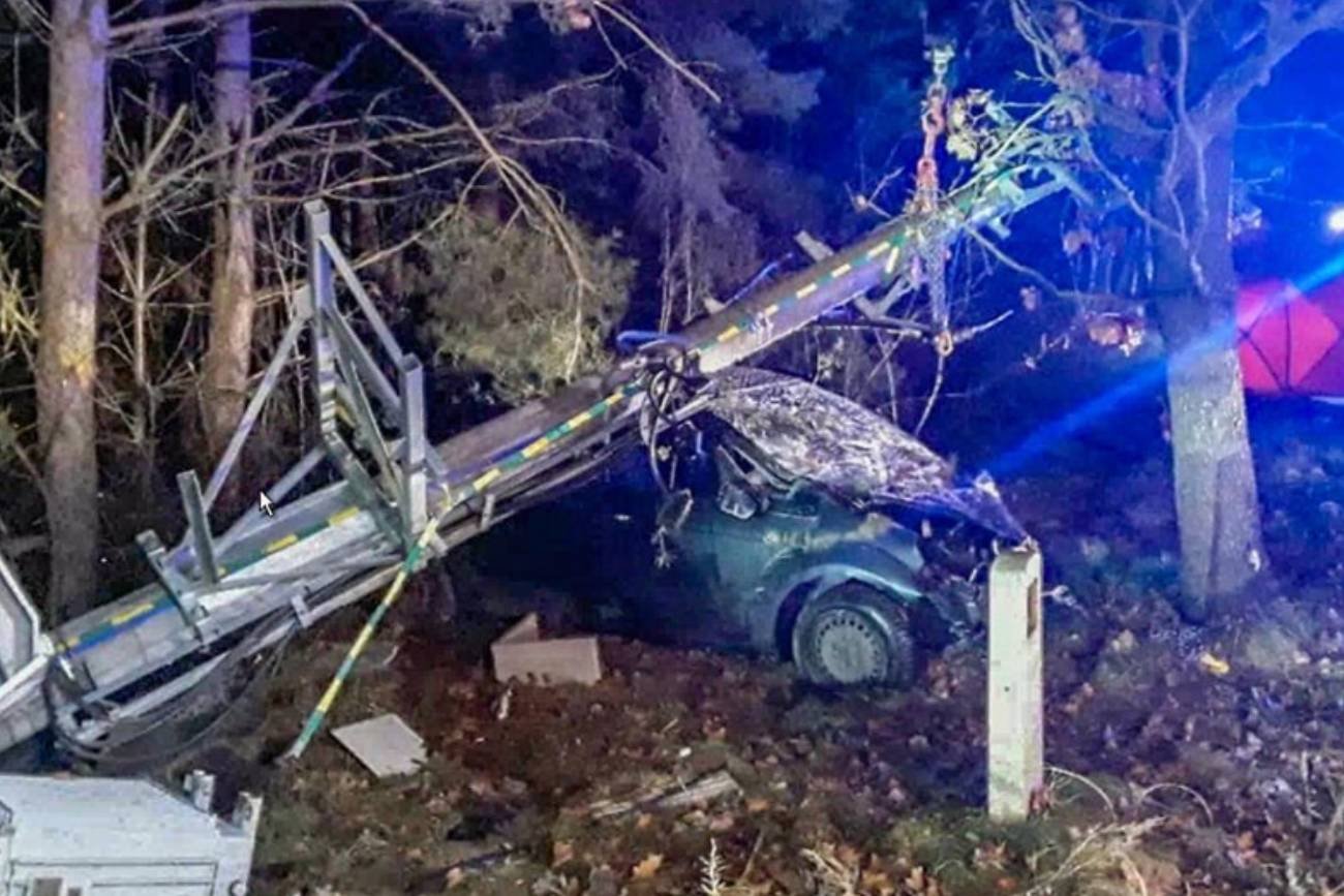 Mężczyzna uderzył autem w słup energetyczny i zmarł. Wypadek w Strobowie