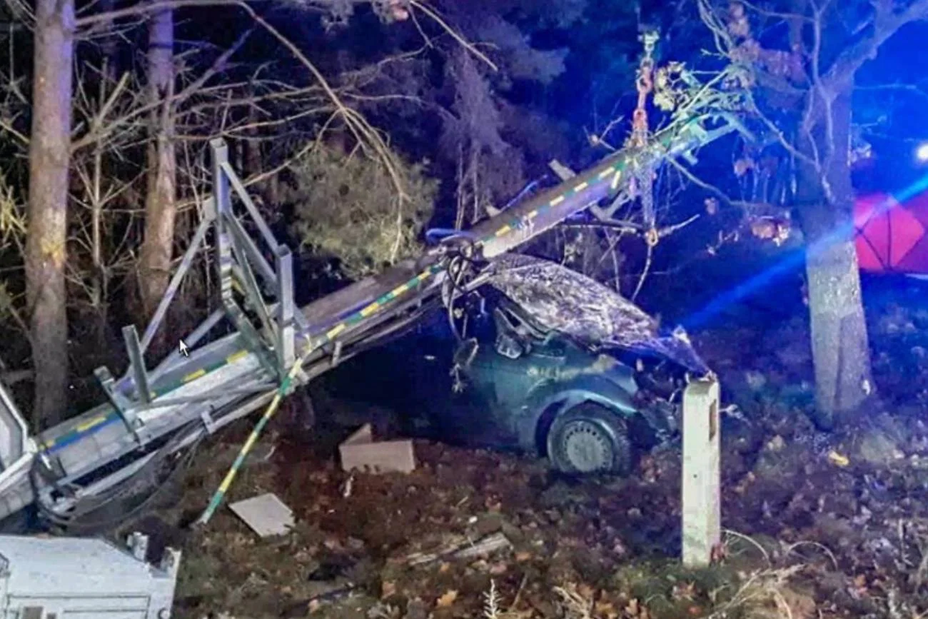 Mężczyzna uderzył autem w słup energetyczny i zmarł. Wypadek w Strobowie