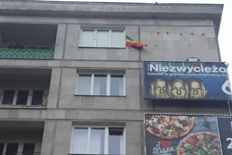 Tęczowa flaga na trasie przemarszu narodowców nie wzbudziła pozytywnych reakcji.