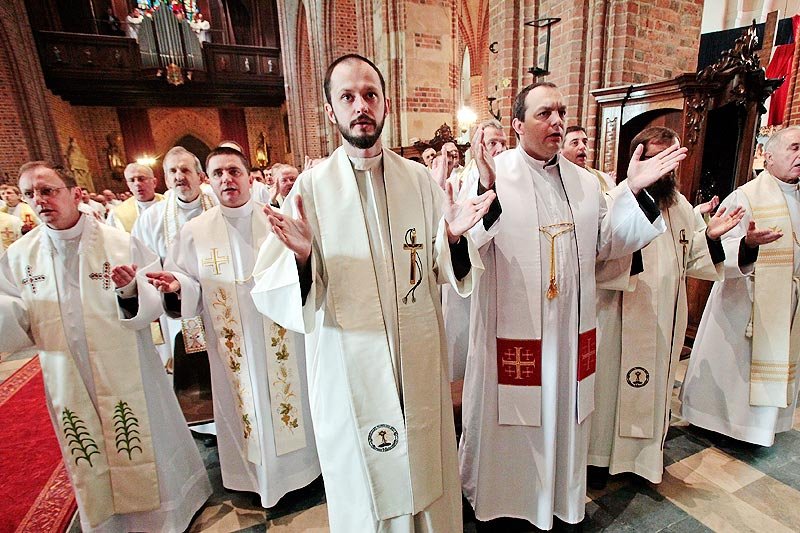 Księża mogą liczyć, że pontyfikat papieża Franciszka rozpocznie się od zniesienia celibatu?