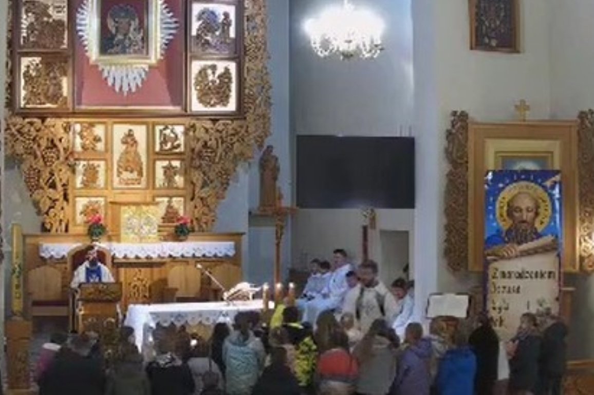 Ksiądz pyta dzieci o pokój na świecie