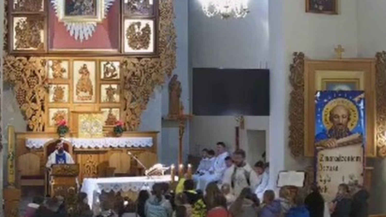 Ksiądz pyta dzieci o pokój na świecie
