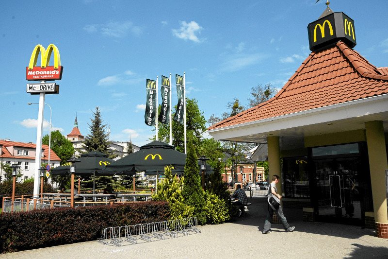 Alarm i ewakuacje w McDonald's. Policja otrzymała informację o bombie w jednej z polskich restauracji