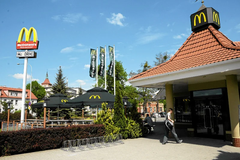 Alarm i ewakuacje w McDonald's. Policja otrzymała informację o bombie w jednej z polskich restauracji