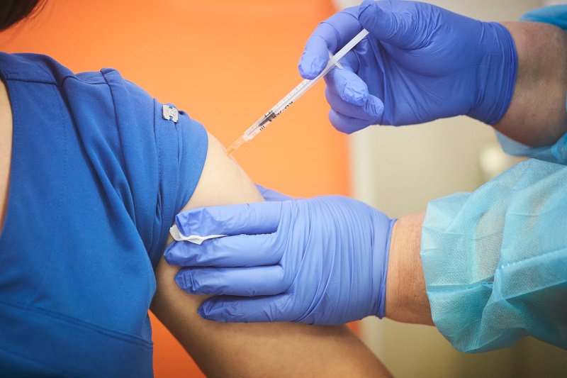 "Zaszczepieni nadal mogą zakażać" - ostrzega zastępca naczelnego lekarza Wielkiej Brytanii.