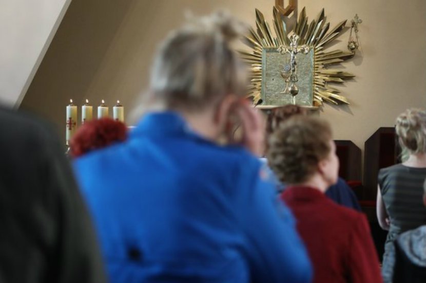 Ks. Marek Czernecki rzucił klątwę na parafian z Łobodna.
