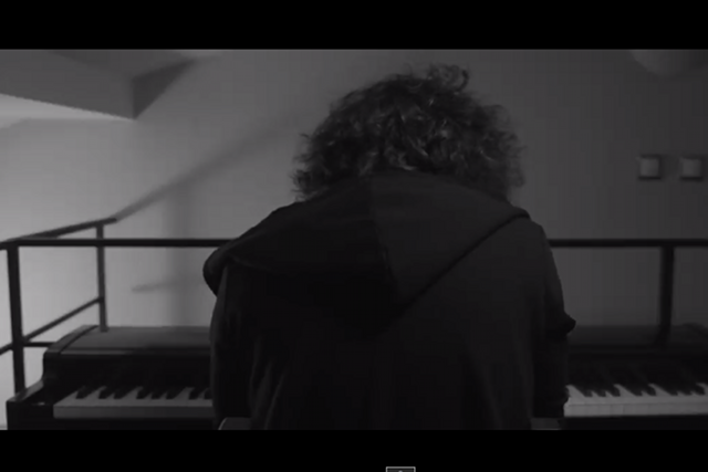 Włodek Markowicz gra na pianinie