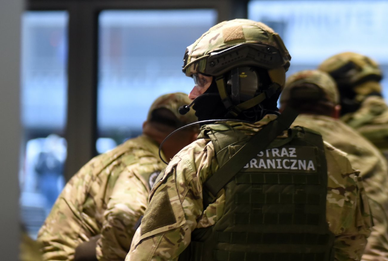 Zamieszanie na Lotnisku Chopina. "Mieli broń na pokładzie i to sporo".