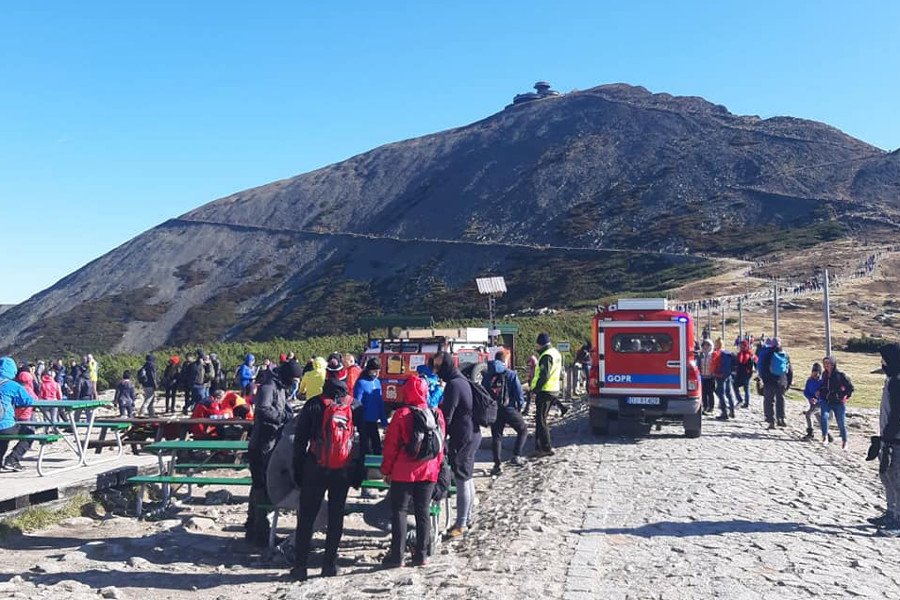Pod Śnieżką w Karkonoszach przeprowadzono akcję reanimacyjną. Nie ułatwiały jej jednak tłumy gapiów