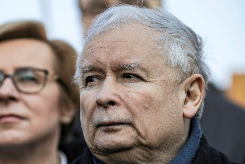 Jarosław Kaczyński cierpi od dłuższego czasu na problem związany z  zwyrodnieniem stawu kolanowego.