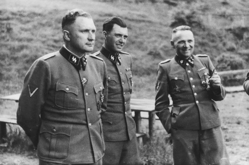 W książce "Dwie twarze. Życie prywatne morderców z Auschwitz" jej autorka, Nina Majewska-Brown, w zbeletryzowany sposób portretuje codzienne życie esesmanów pełniących służbę w Auschwitz-Birkenau