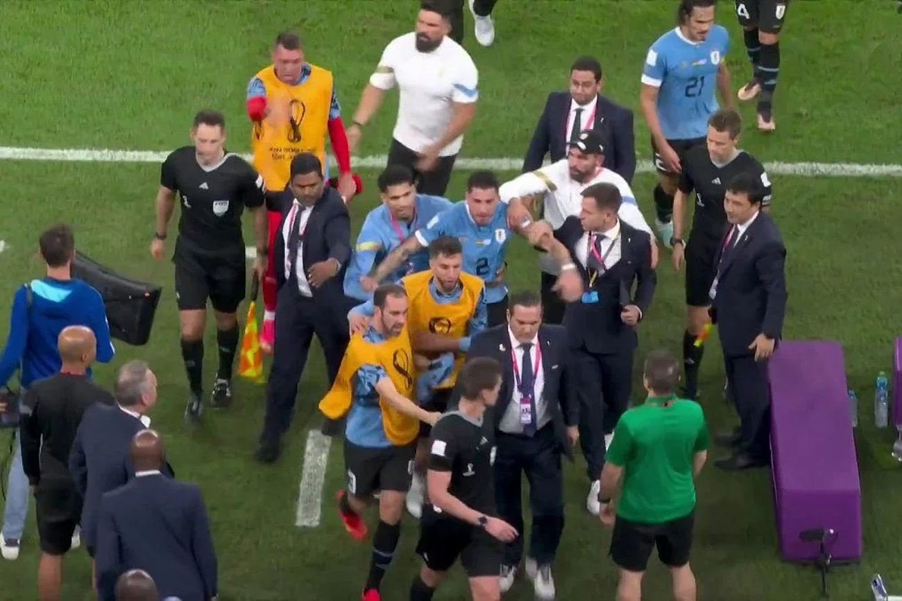 Piłkarze z Urugwaju po meczu z Ghaną rzucili się na sędziego Daniela Sieberta. Piłkarze z Urugwaju po meczu z Ghaną rzucili się na sędziego Daniela Sieberta.