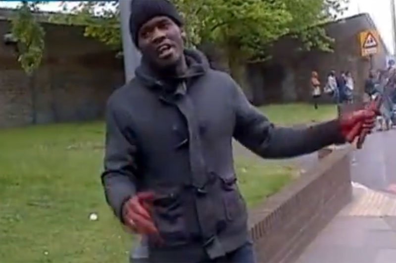 Domniemany morderca udziela dziennikarzom komentarza po dokonaniu morderstwa żołnierza w Londynie