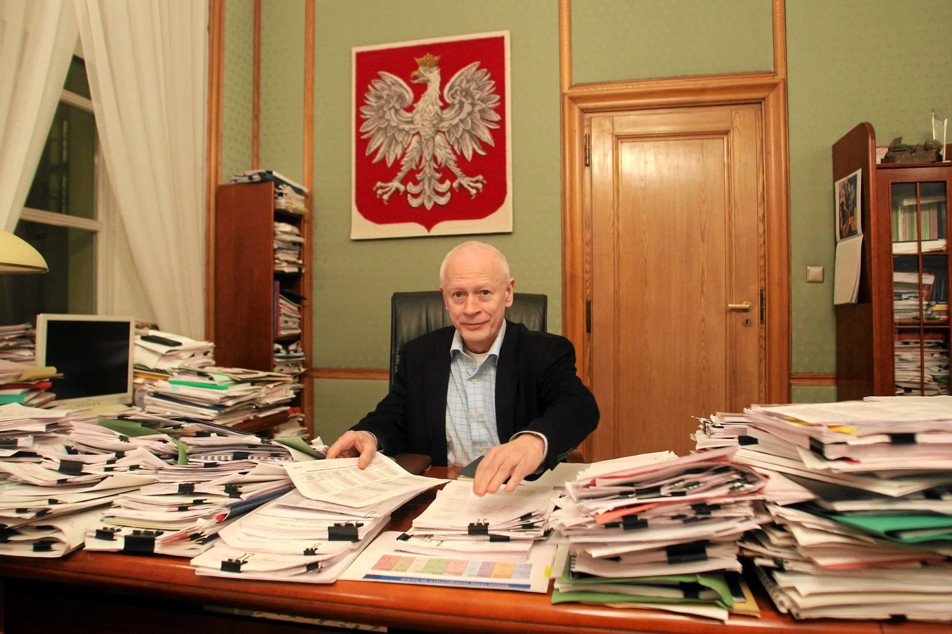 Minister Administracji i Cyfryzacji Michał Boni w swoim gabinecie.