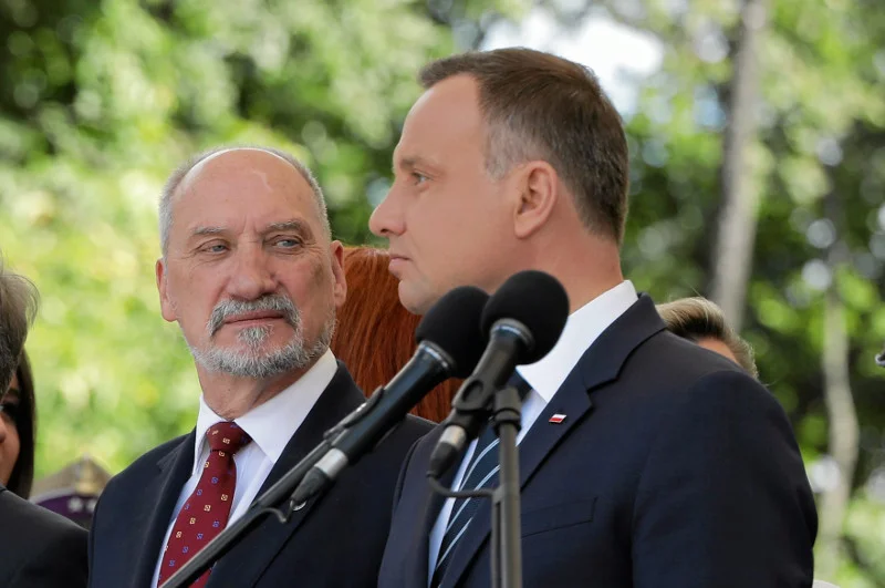 Andrzej Duda i Antoni Macierewicz nawet nie ukrywają, że się nie znoszą.
