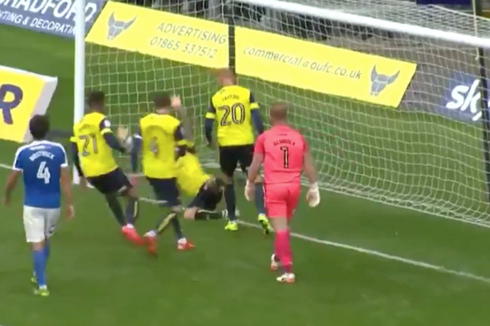 Cieszynka Chrisa Maguire'a z Oxford Utd. przeszła do historii.