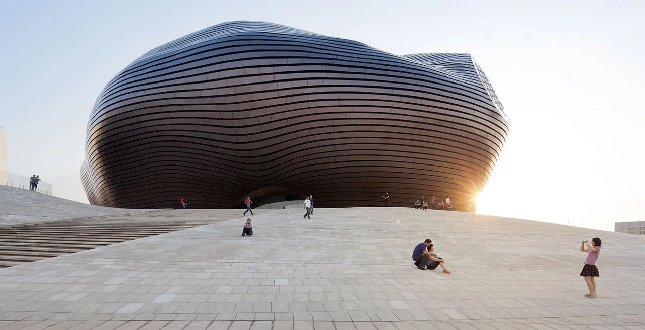 Budynek Opery projektu MAD Architects w mieście Ordos.