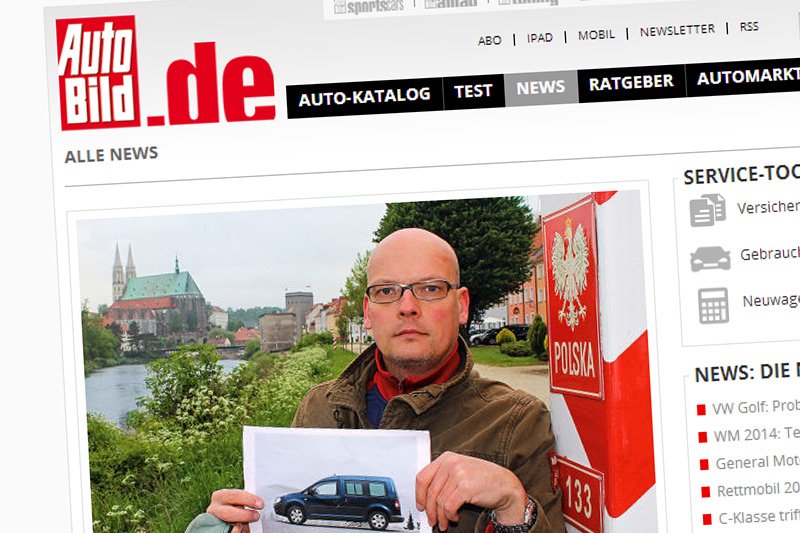 Dziennikarz "Auto Bild" na pograniczu niemiecko-polskim, gdzie zniknął prezentowany przez niego na zdjęciu VW Caddy. Ukradli go polscy złodzieje samochodów.