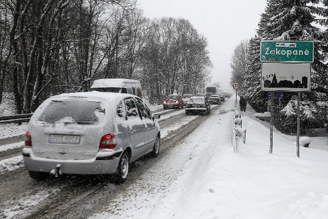 Zima już teraz atakuje polskich kierowców. Tej nocy prawdopodobnie spadnie śnieg. Możliwe oblodzenia