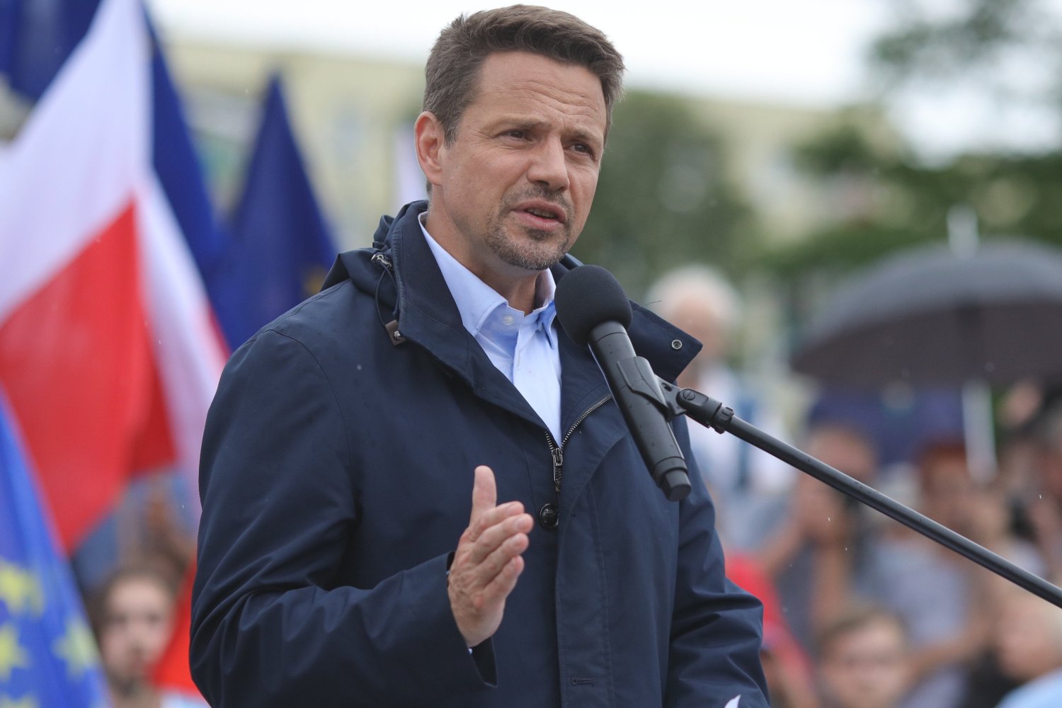 Rafał Trzaskowski znów na prowadzeniu w sondażu przedwyborczym. Kandydat KO jest minimalnie na prowadzeniu na nieco ponad tydzień przed drugą turą wyborów prezydenckich.