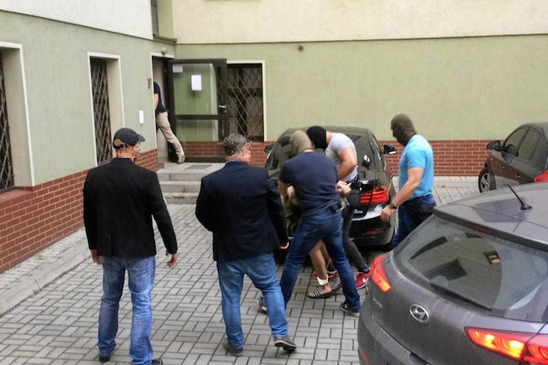 Podejrzany o zabójstwo 10-letniej Kristiny ma już status więźnia niebezpiecznego. Na zdjęciu moment z doprowadzenia go na przesłuchanie.