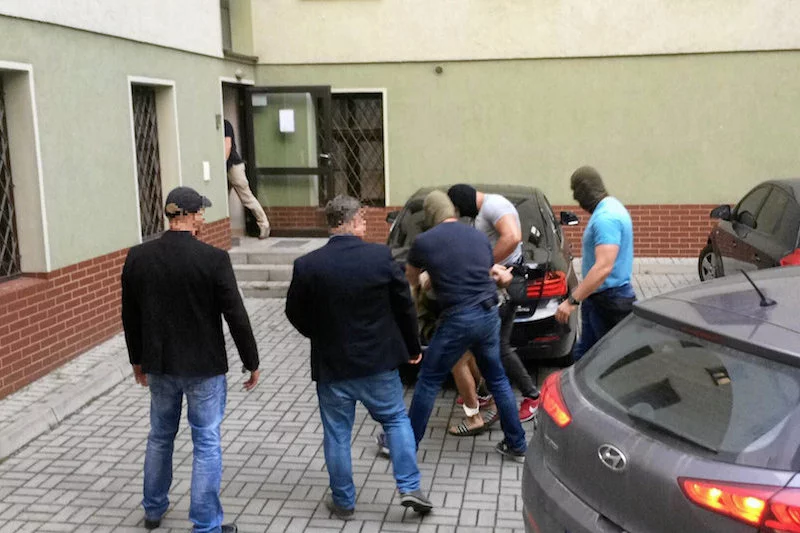 Podejrzany o zabójstwo 10-letniej Kristiny ma już status więźnia niebezpiecznego. Na zdjęciu moment z doprowadzenia go na przesłuchanie.
