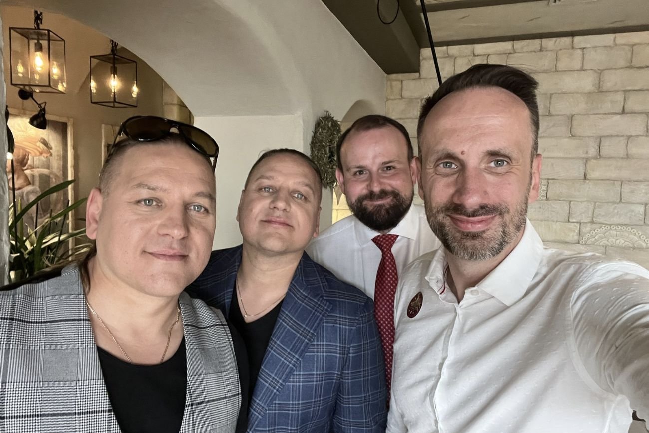 Paweł i Łukasz Golec z Januszem Kowalskim.