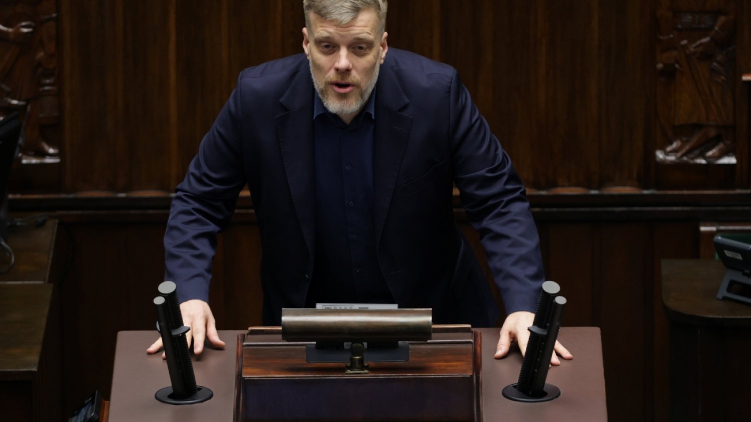 Adrian Zandberg w Sejmie na mównicy.