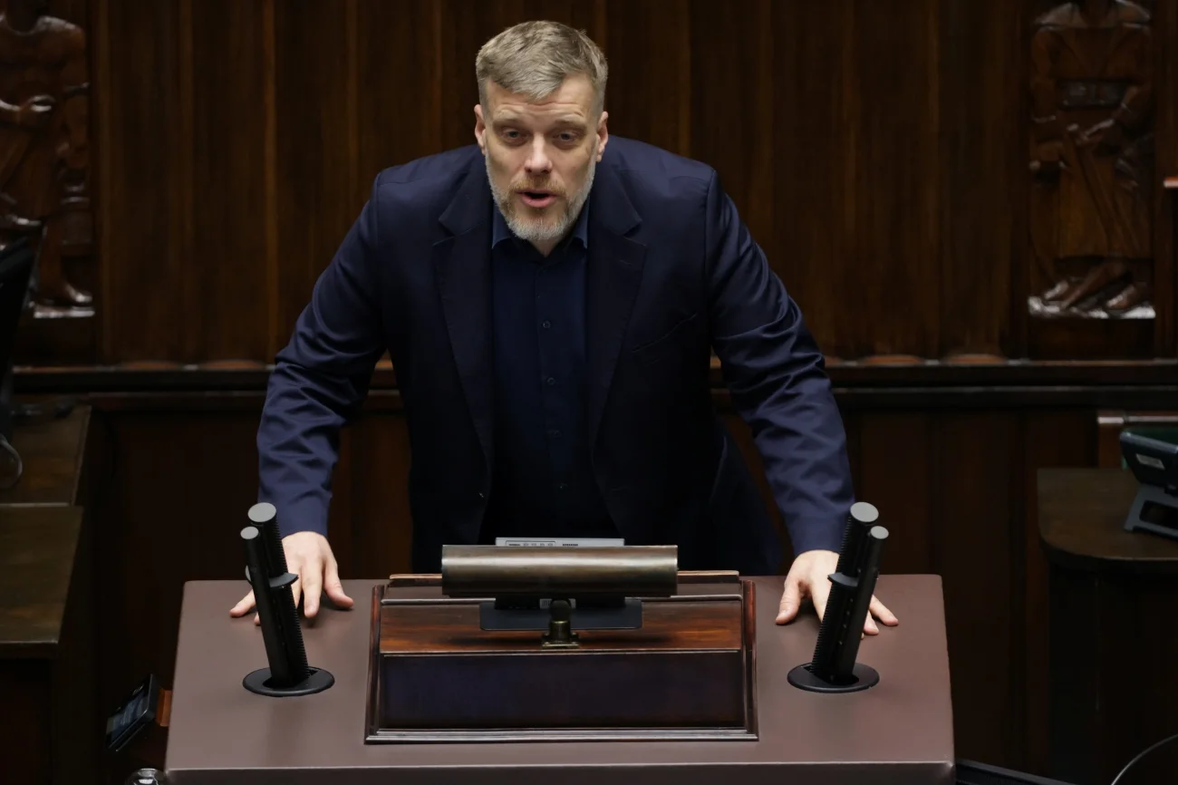 Adrian Zandberg w Sejmie na mównicy. Adrian Zandberg w Sejmie na mównicy.