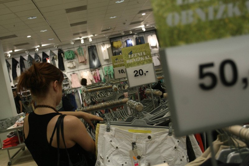 Sprzedawca - mało zarabia i ciężko pracuje, więc może mieć klienta w poważaniu. "Kompletny brak wyczucia"