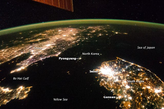 Gdy zapada noc, Korea Północna pogrąża się w ciemności