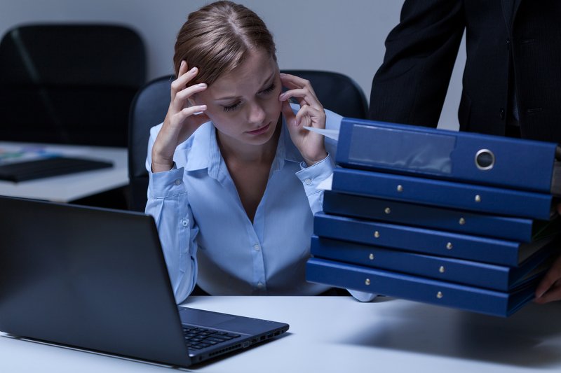 Nadgodziny? Przesiadywaniem w pracy nie zrobisz wrażenia na szefie. Zorganizuj się, albo odejdź