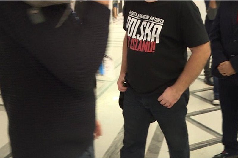 Mężczyzna chodził po Sejmie w koszulce z rasistowskim napisem.