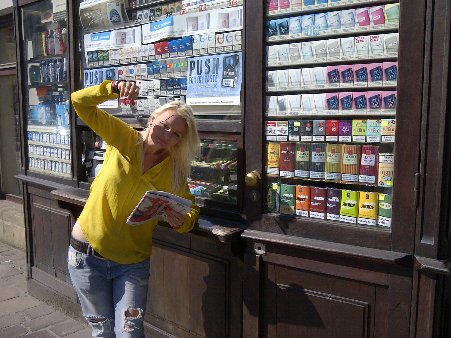 Trzydzieści minut szukałam gazety. W końcu znalazłam pomiędzy papierosami.