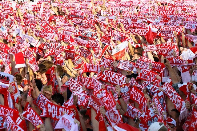 Kibice wspierają reprezentację Polski.
